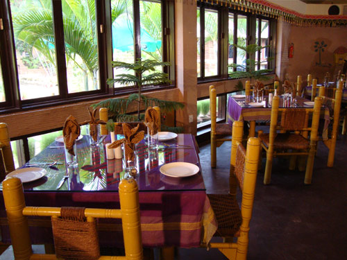 What are the dining options for families at Toshali Sands Resort Puri?