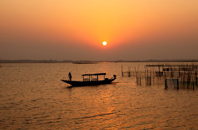 What are the best times to visit Chilika Lake for birdwatching?